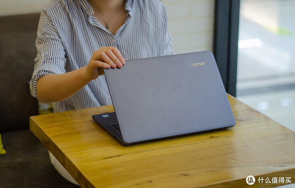 性能颜值都不错：荣耀首款笔记本电脑HONOR 荣耀 MagicBook上手体验！