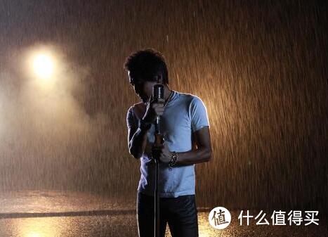 在鼓声若响MV里，齐秦有淋雨的镜头