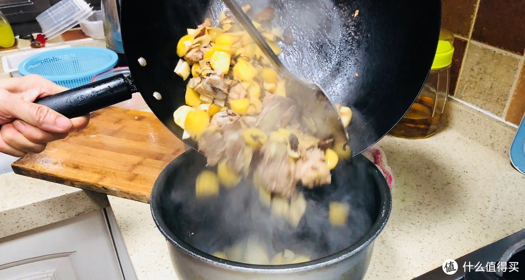 一个雪藏已久的普通电饭煲，一碗香气四溢的土豆排骨饭！