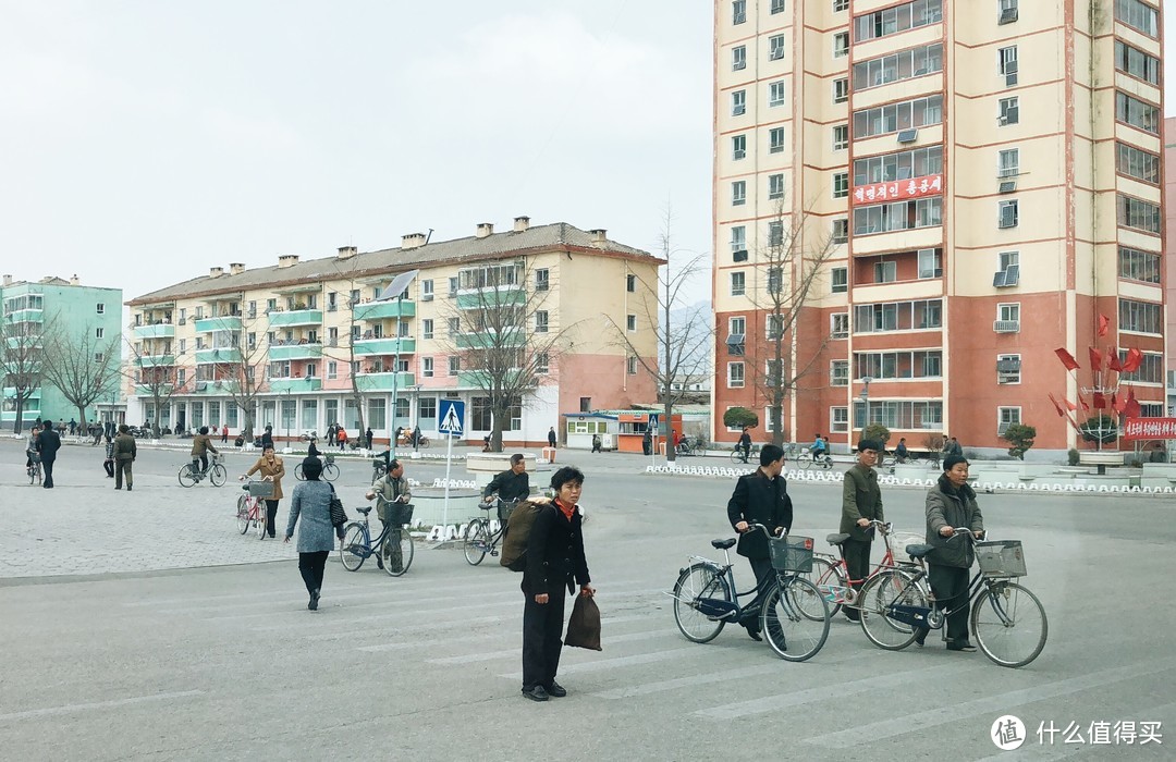▲ 开城街景，朝鲜没有广告牌，街头都是政治标语