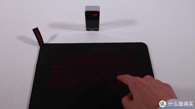 超有科技感，但真的实用吗？激光投影虚拟键盘上手实测及拆解