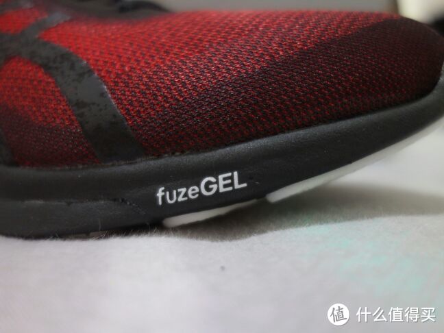 这款鞋子主打的fuzegel，类似boost的软弹