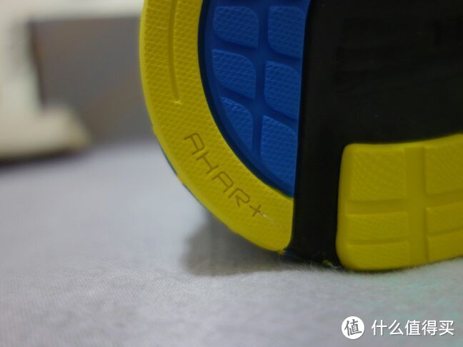 招牌的AHAR+防滑大底，保证了鞋底的耐磨度。