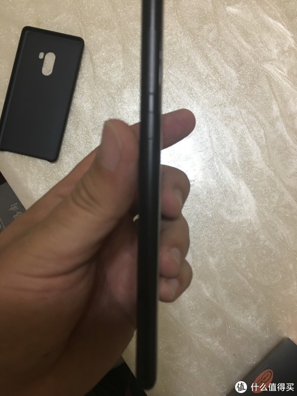 手机厚度做的很薄了，但是平时都是装上手机壳的