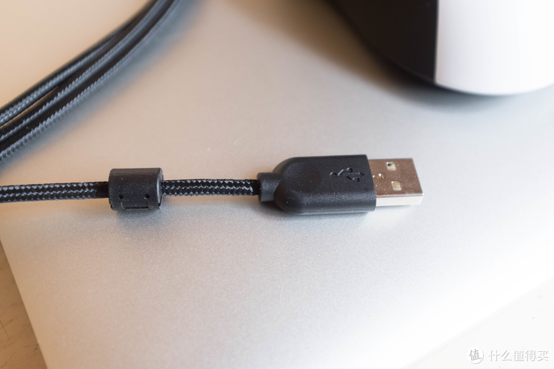 USB-A 端带有线材保护器