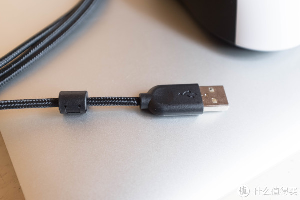 USB-A 端带有线材保护器