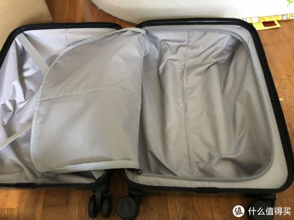 后侧一面拉开拉链后的收纳空间，没有固定带