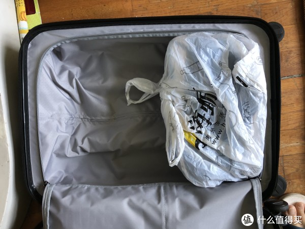 放入一双跑鞋后的情况，已经略微超出平面，但拉链还是可以关闭