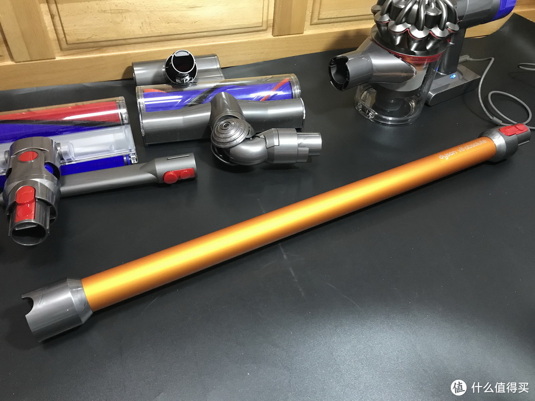 V10上市我开用V8：dyson 戴森 V8 Absolute手持无线吸尘器开箱及使用