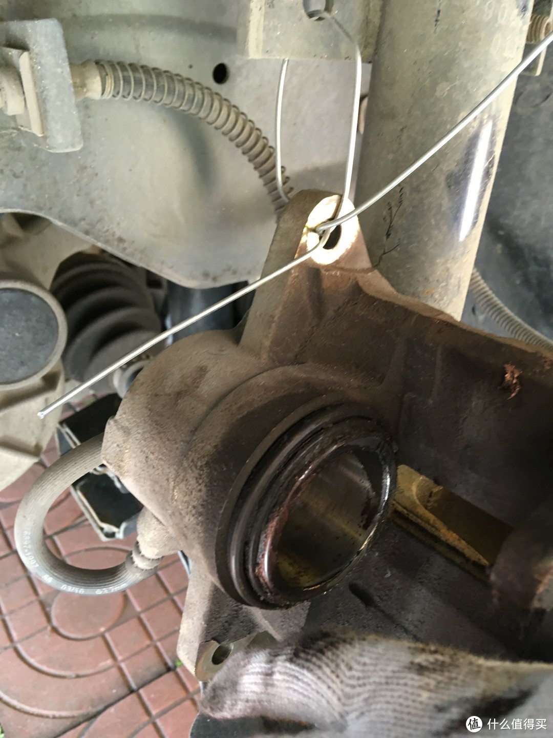 补充一句，由于刹车油管不能受力，建议用铁丝把分泵吊起来