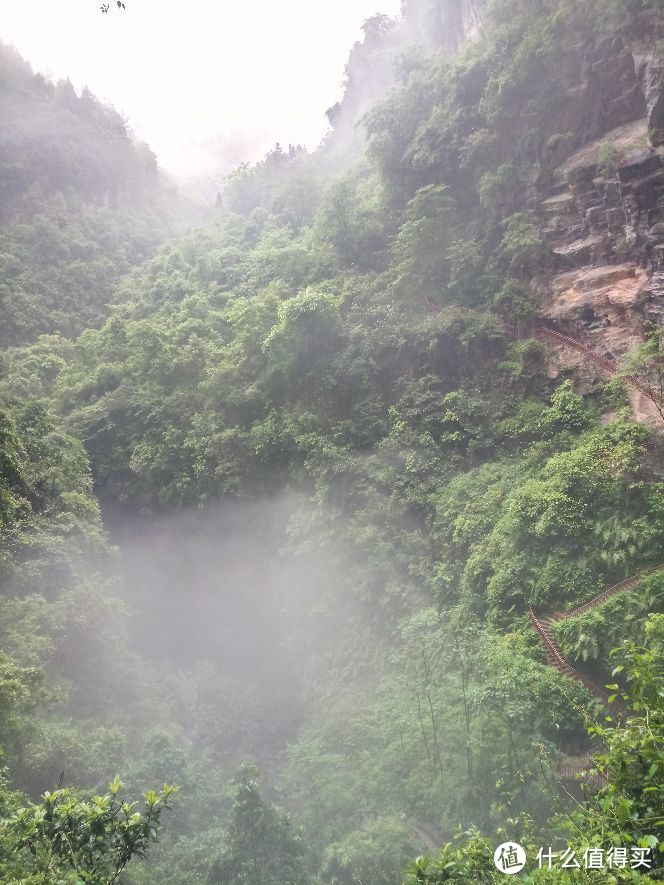 因为下雨，山间有雾气，感觉别有一番风味