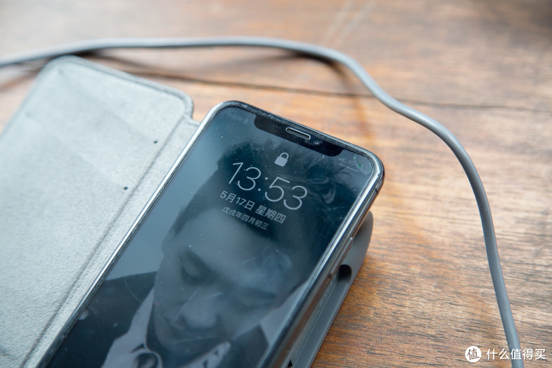 你桌面的颜值担当支持iPhone X快充的无线充电器