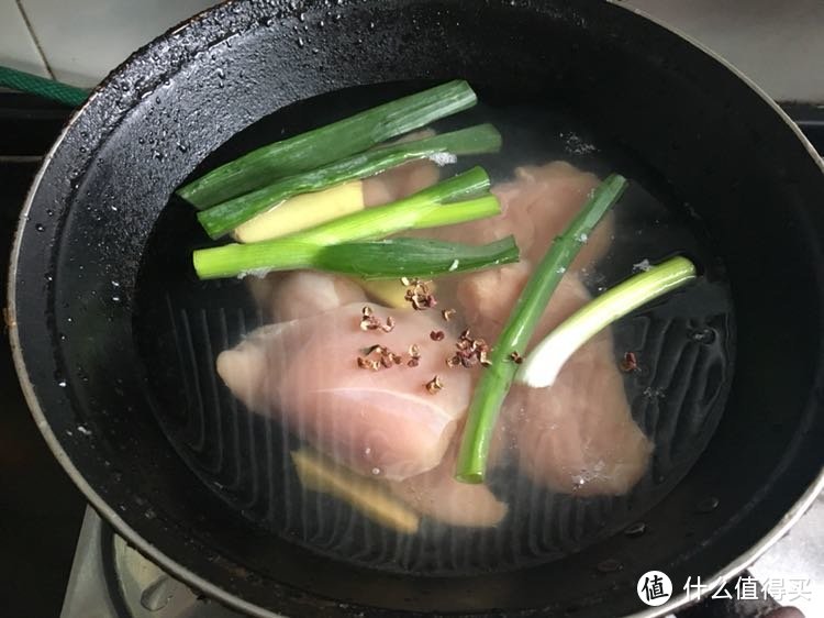 炎炎夏日，你需要一碗开胃的鸡丝凉面