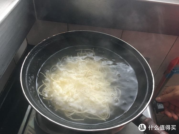 炎炎夏日，你需要一碗开胃的鸡丝凉面