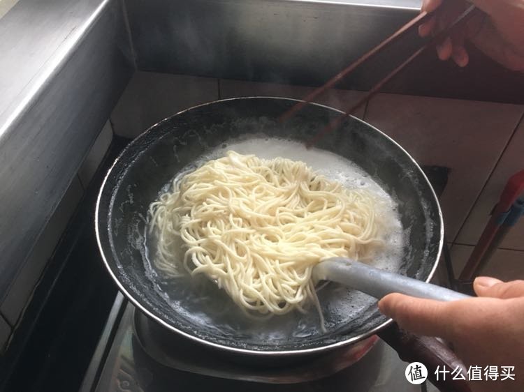 炎炎夏日，你需要一碗开胃的鸡丝凉面