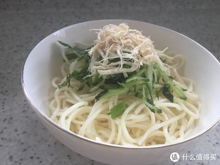 炎炎夏日，你需要一碗开胃的鸡丝凉面