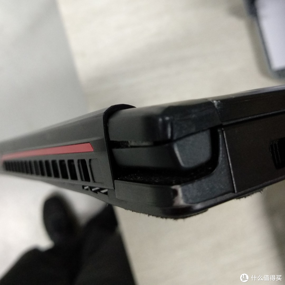 MSI GS63 破损照片（边角的漆是后来的磨损）