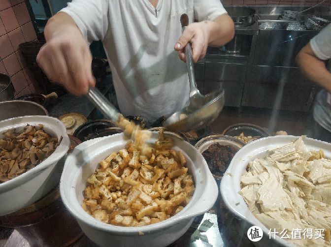 正在加料的肉骨茶