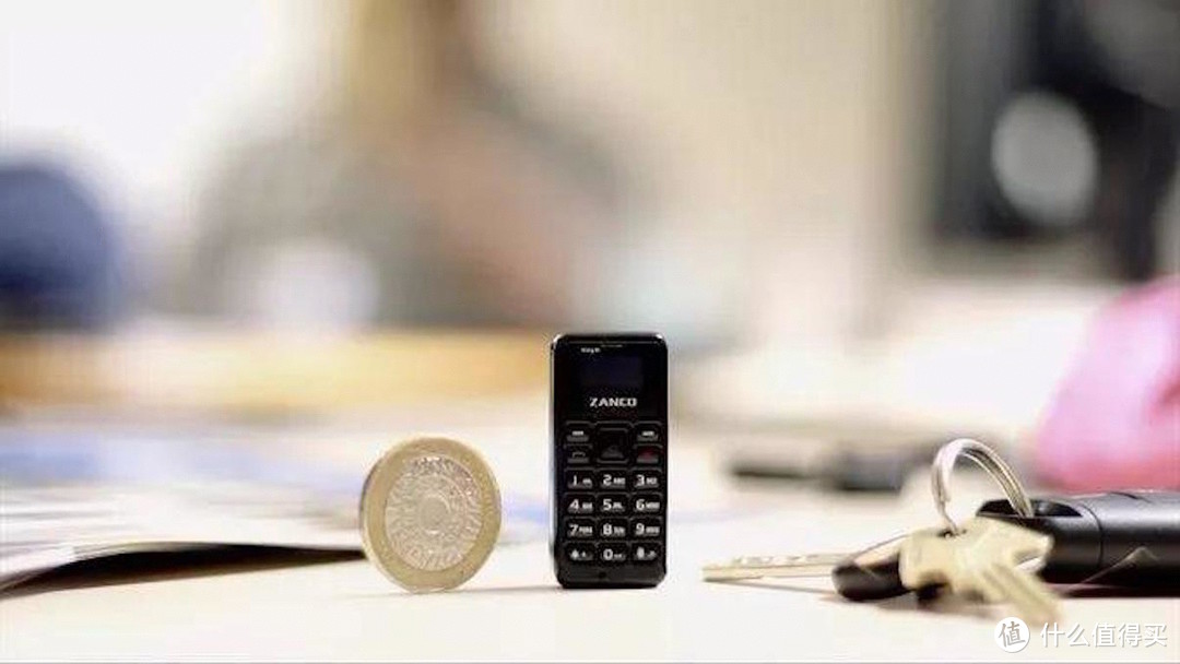 全世界最小的手机，仅比硬币大一丢丢
