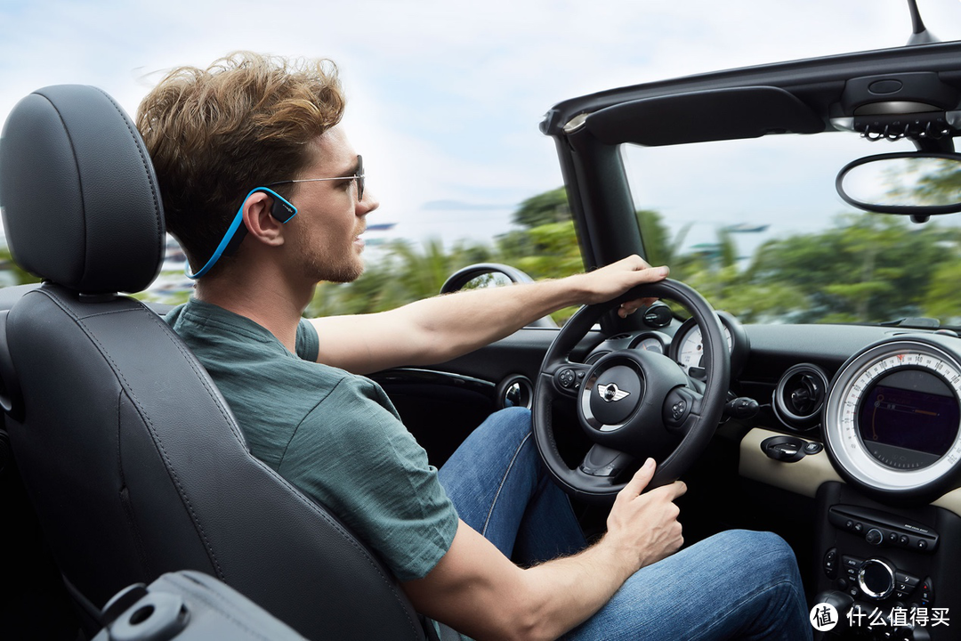 自驾出行，“驾驶利器”骨传导耳机助你安全第一