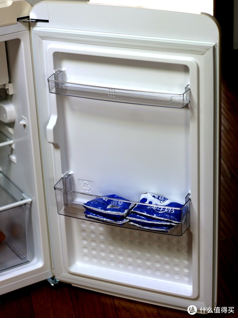 小吉迷你复古冰箱，优雅大方的大容量“小冰箱”，足够作年轻人的第一台冰箱