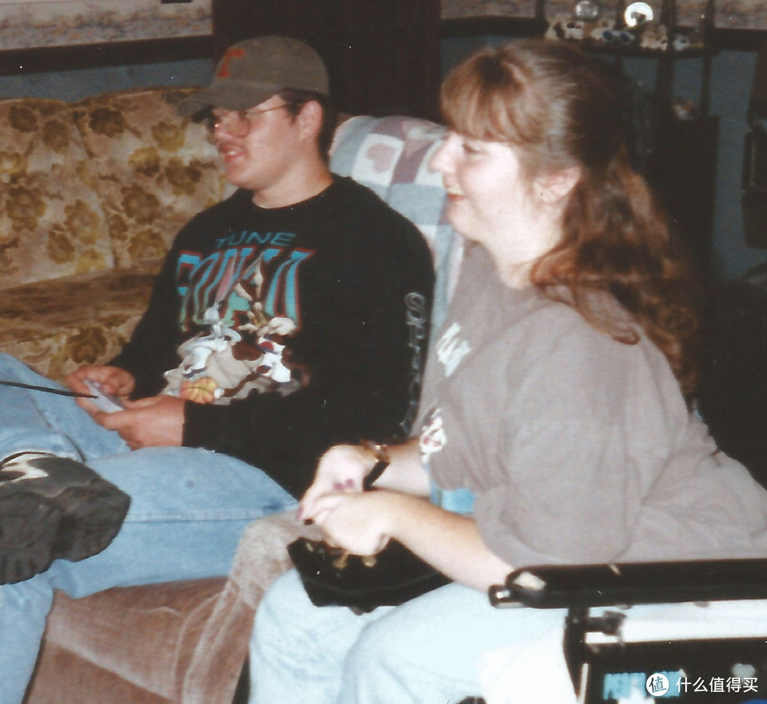 1997年，April Dickerson（右）和朋友一起玩游戏。随着病情恶化，