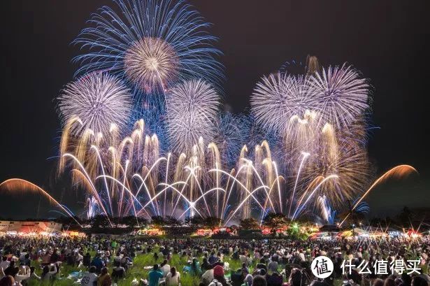 解锁日本夏季之美，天空中开出上万朵花