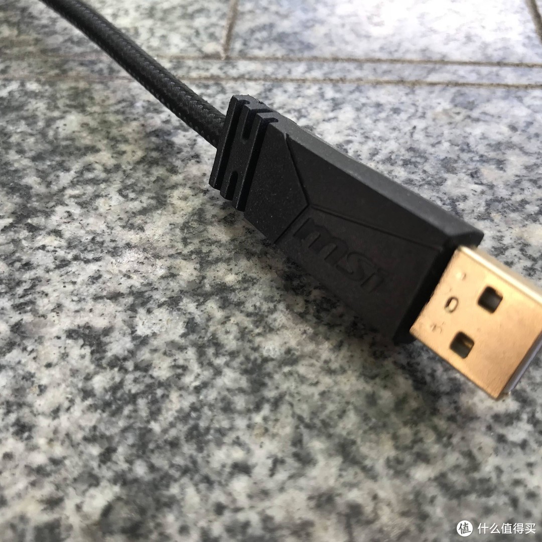 带有微星LOGO的镀金USB接头，键盘采用的是编织线，保证强度