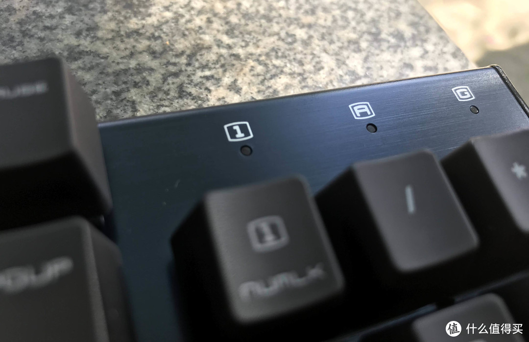 键盘表面的蓝色金属拉丝，在不同的光线角度下呈现不同颜色