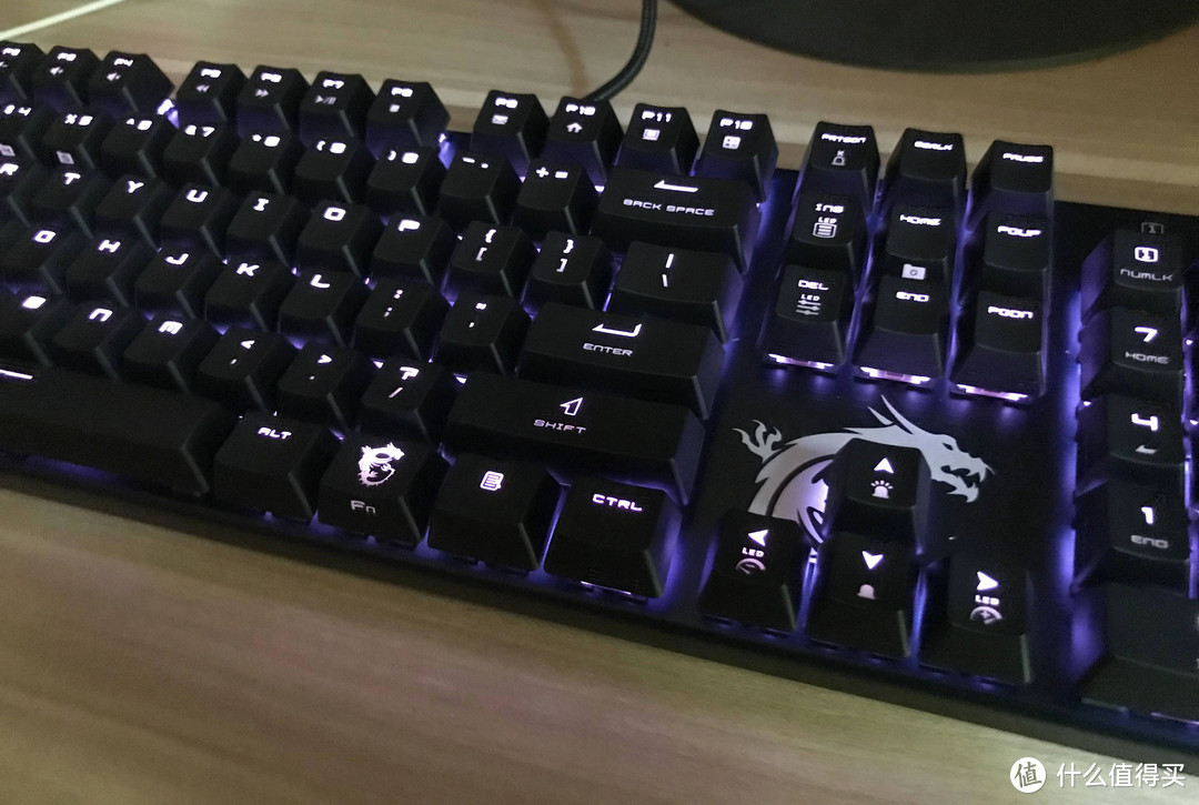 插上电脑的默认灯效为长亮，透出紫色的光
