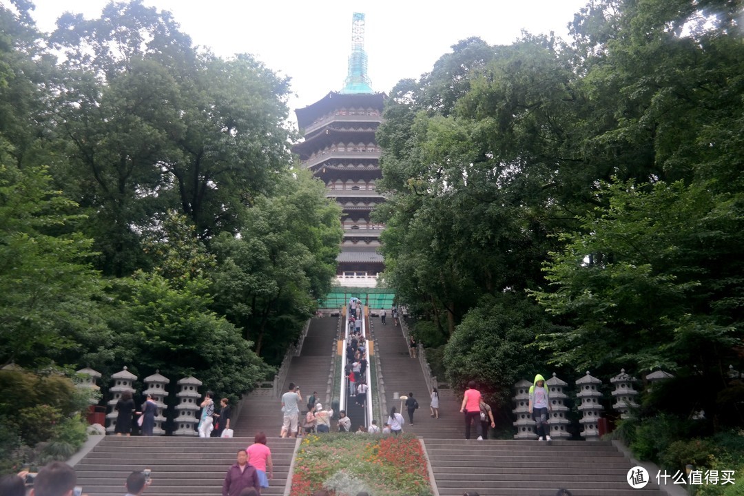 千古名塔雷峰塔已不古，然而周边的景色却让人叹为观止，你不想戳进来看看吗？