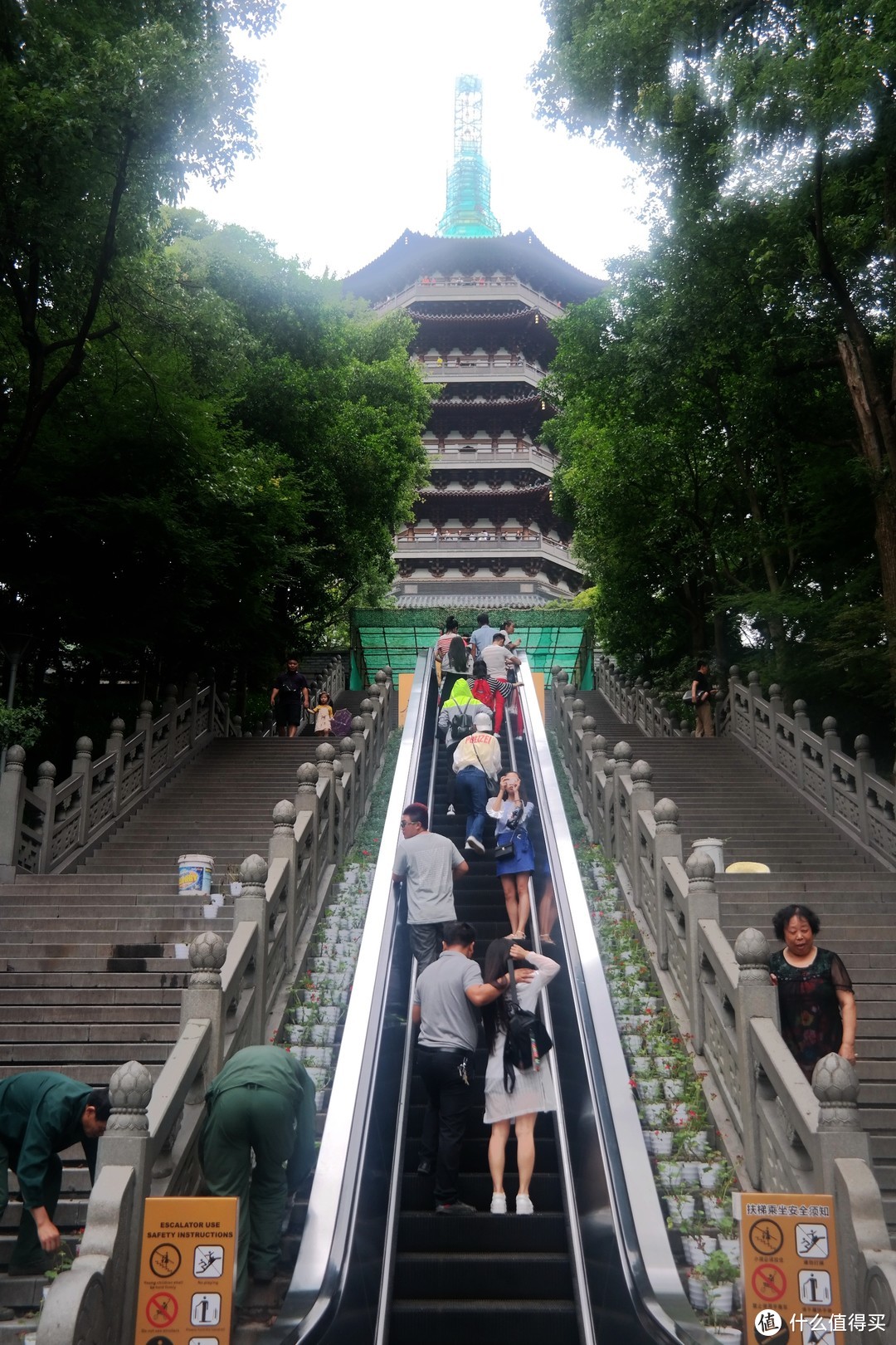 千古名塔雷峰塔已不古，然而周边的景色却让人叹为观止，你不想戳进来看看吗？