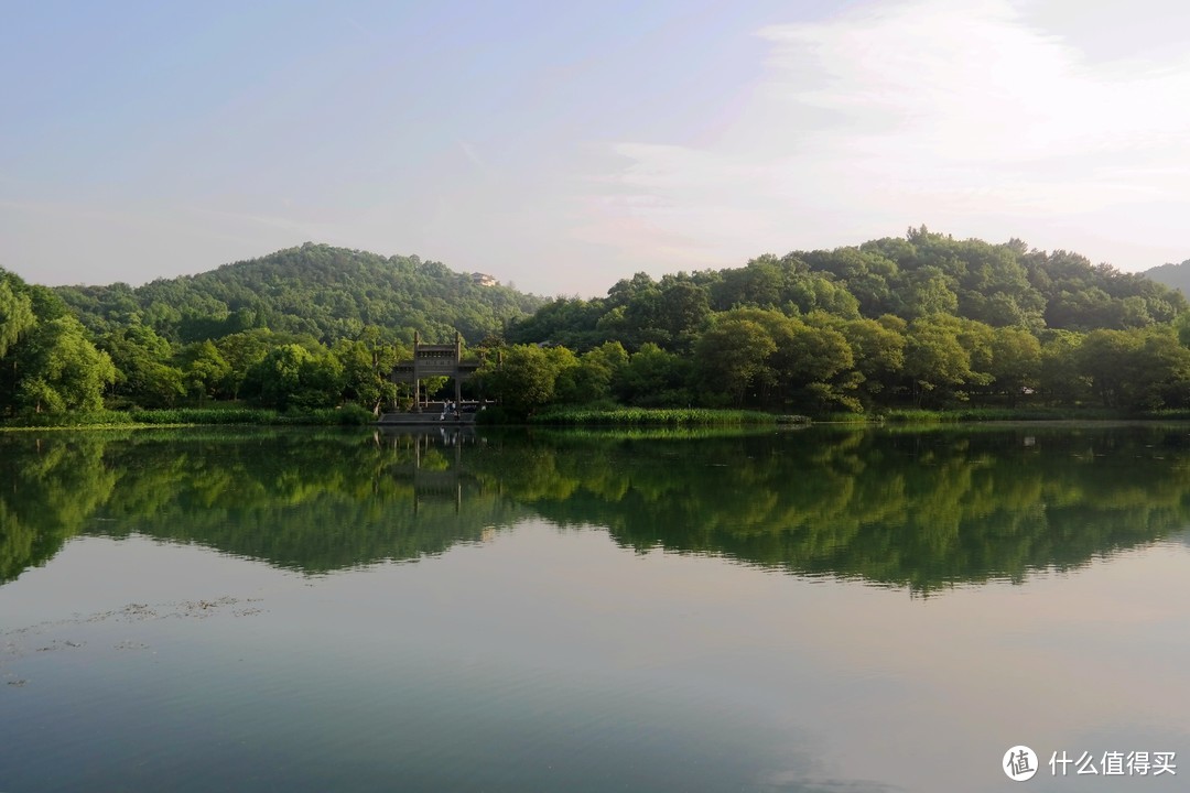 千古名塔雷峰塔已不古，然而周边的景色却让人叹为观止，你不想戳进来看看吗？