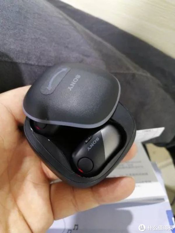 可以360度滑动的充电盒 这里就不得不夸奖一下充电盒的小巧和便携了！可以充分的外出装逼，也方便外出携带，而且还提供两次充电机会，实测还是非常符合官方介绍的。当然，充电盒不能放到口袋里。毕竟，夏天衣服薄，放不进去。即使放进去了，也很鼓。也不得不吐槽一下，1499的价格，你差钱吗！充电盒至于塑料材质，还做工这么差吗！！！看起来好脆，我都怕压坏了。