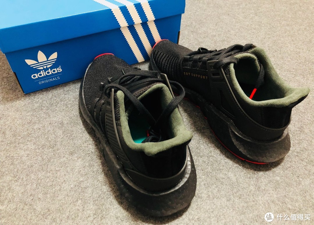 脚感最好没有之一，配色低调不乏亮点：EQT Boost 93/17 黑红跑鞋