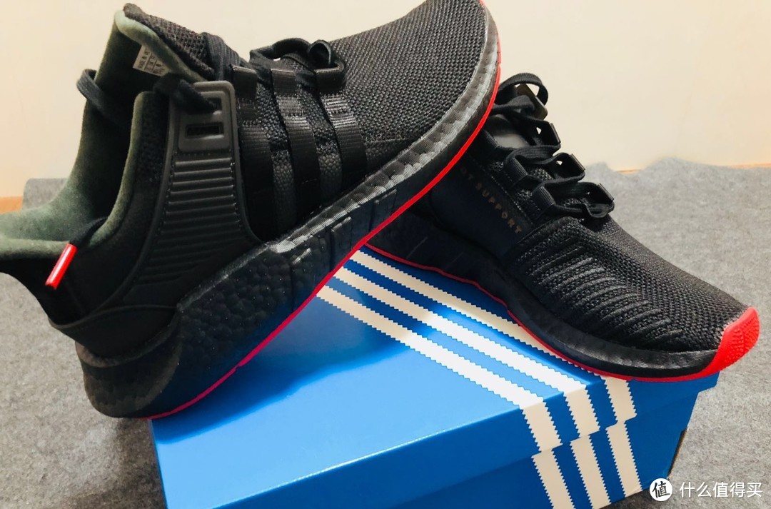 脚感最好没有之一，配色低调不乏亮点：EQT Boost 93/17 黑红跑鞋