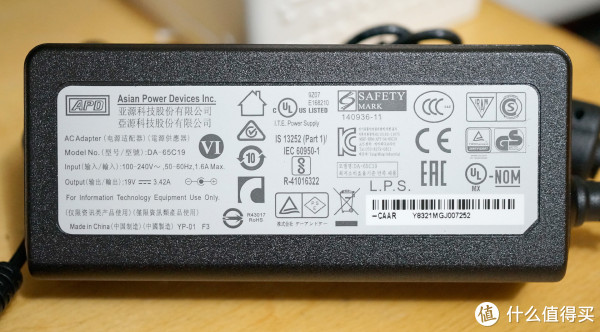 充电器输出19v 3.42A，最高可以输出65W，但微投不需要这么大功率，这充电器输出功率明显就是有冗余。