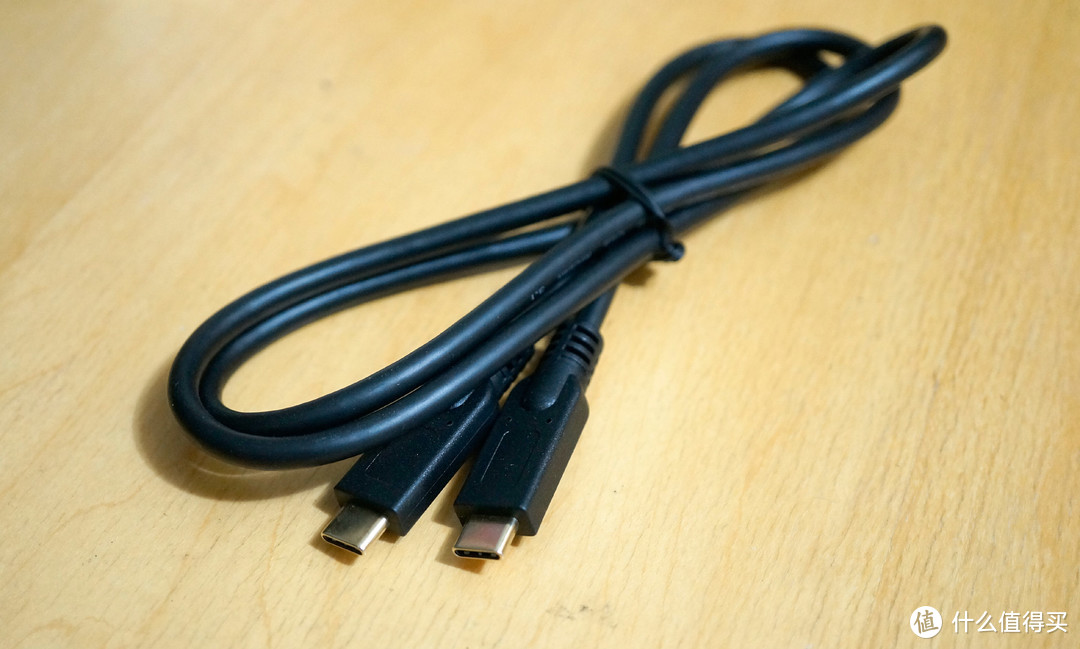 USB-C接线，这适用于MAC设备，由于手头上没有，故此无法体验MAC接微投的效果。