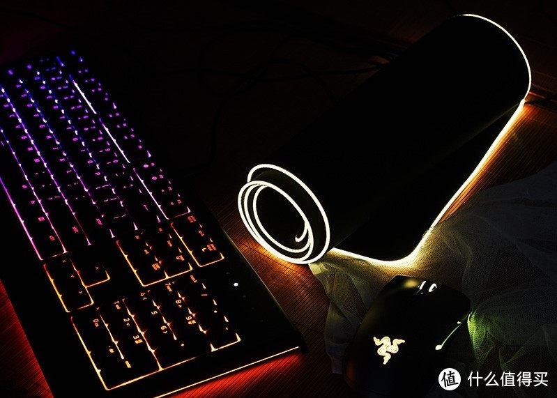 桌子也要带光—RAZER 雷蛇 重装甲虫幻彩版加长款鼠标垫开箱