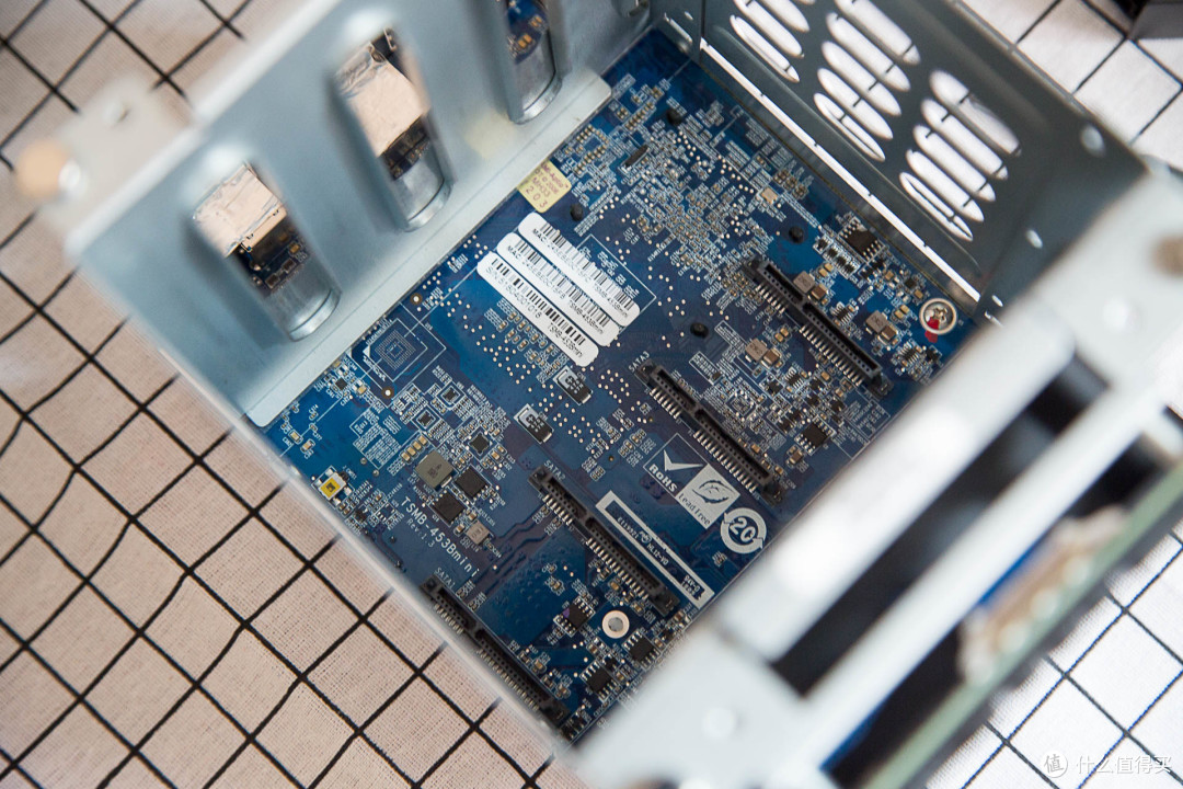 一个十分安静的风扇,还有不少线材在一边固定,我就没有继续拆解了.