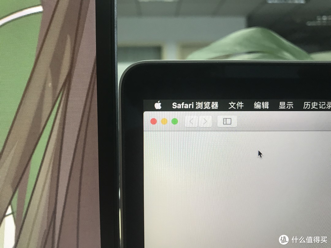 PD2710QC在边框宽度上比MacBook Pro还要窄一些