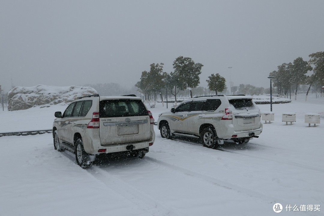 今年1月包邮区普降大雪，带娃出来玩，偶遇另一辆霸道，左边的是我的