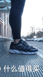 开箱晒物：AI加持，还能实时监测跑姿的压感智能跑鞋