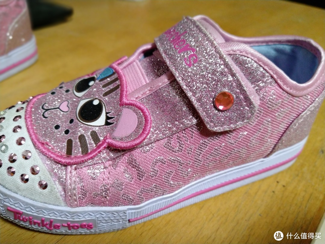 猫猫头，亮晶晶，小朋友的热爱 Skechers童鞋