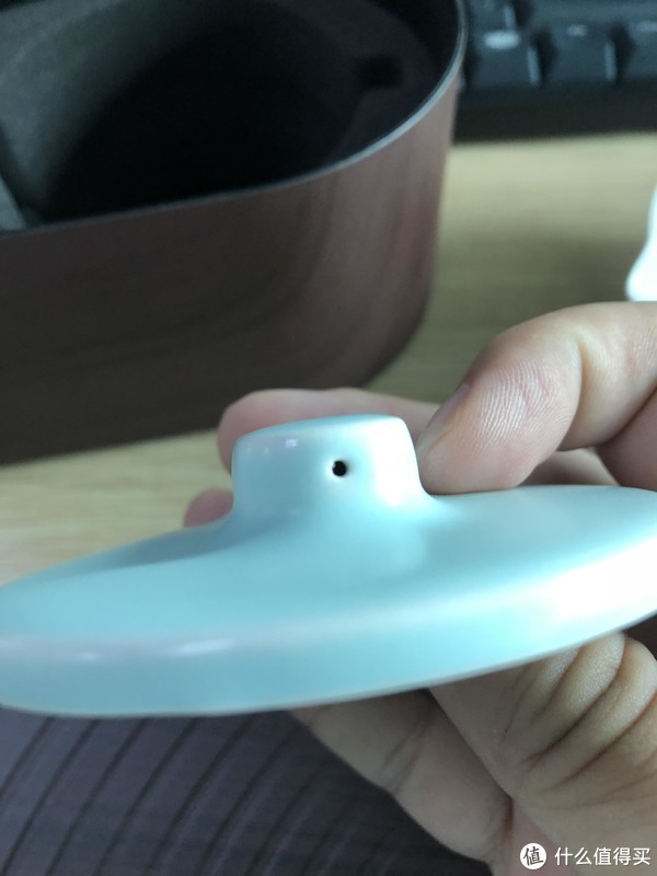 茶壶盖柄的散热孔，可以看出手柄内部是一个L型的散热通道。