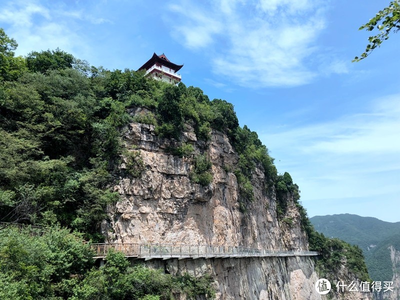 对面废弃的玻璃栈道和上面的重阳阁