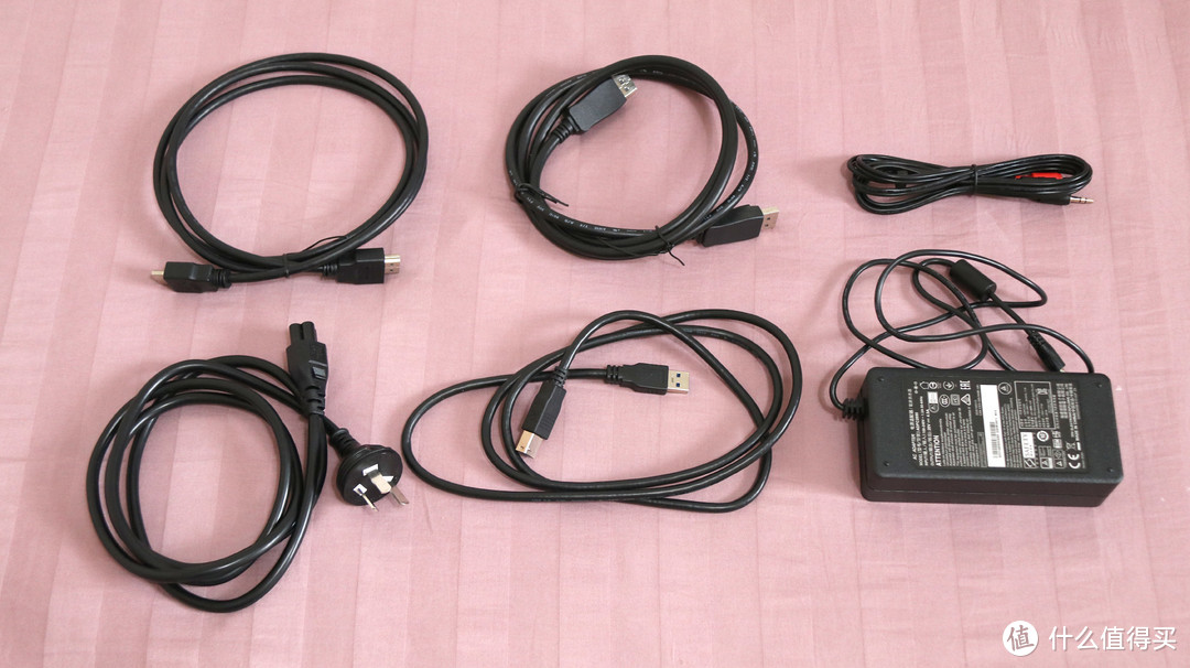 附件还有电源线、外置适配器、DP+HDMI两根视频线、USB3.0数据线和音频转接线。