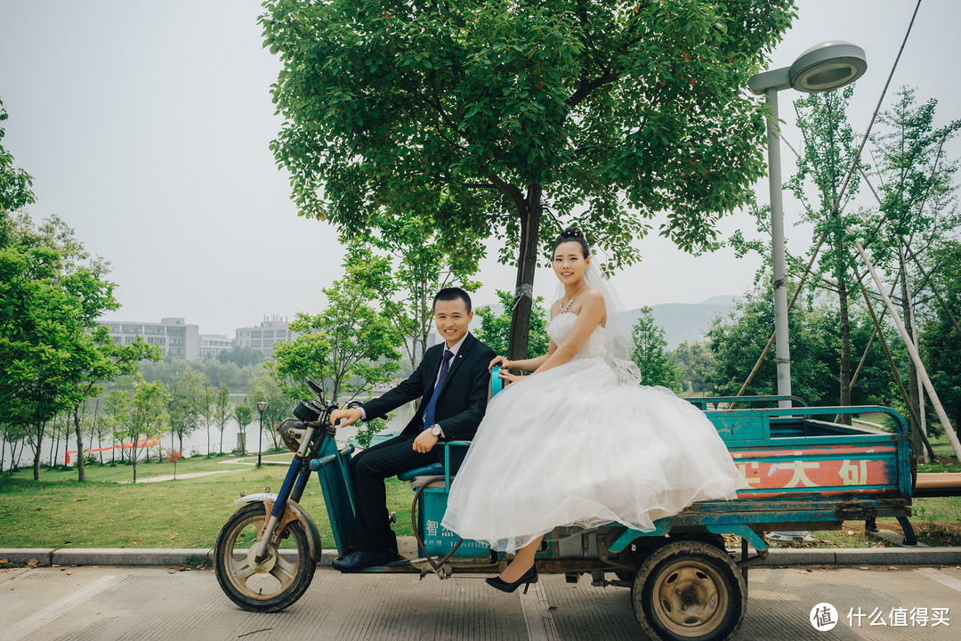 路边的三轮车，随地取材的道具