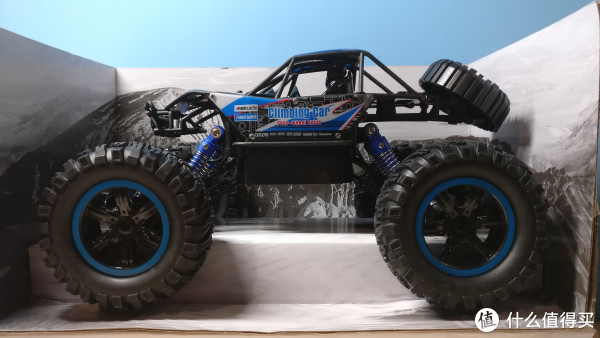 打开后,车子正面是这个样子的,远观质感不错,近看全是塑料(除了减震器)