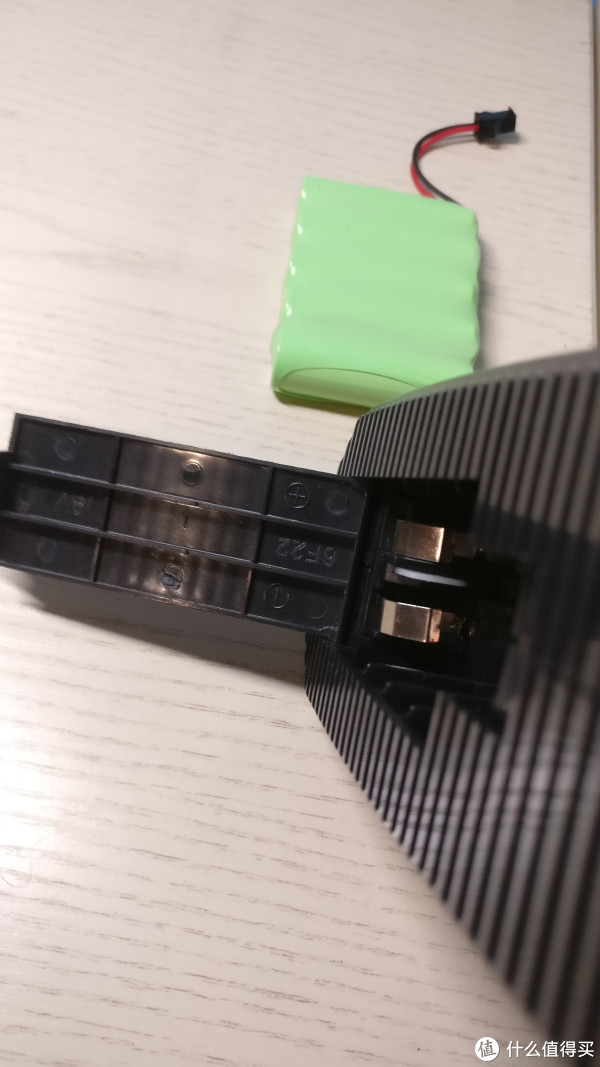 遥控器电池盒,个人感觉不好的一点是正负极标在了电池盖背面,不注意的话很容易忽略,后期可以改进下。